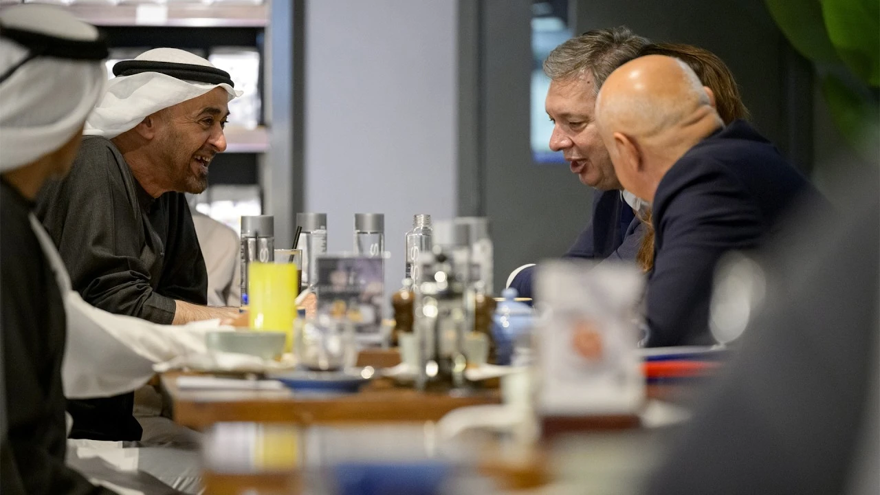 رئيس الدولة ونظيره الصربي يشددان على حل قضايا المنطقة عبر الحوار المشترك